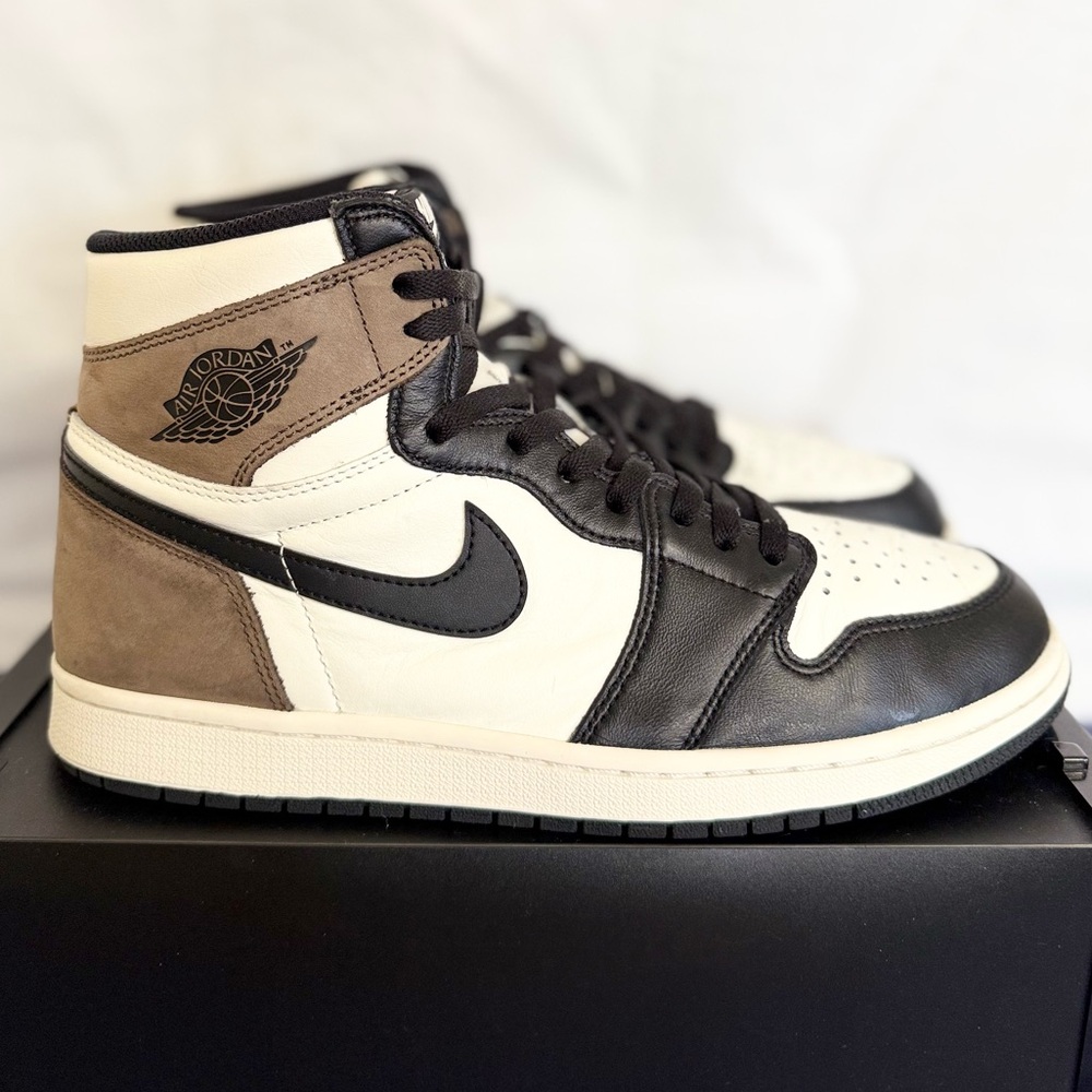 AUTHENTIC Jordan 1 Retro High OG Dark Mocha size 11 555088-105 2021 PRE-OWNED